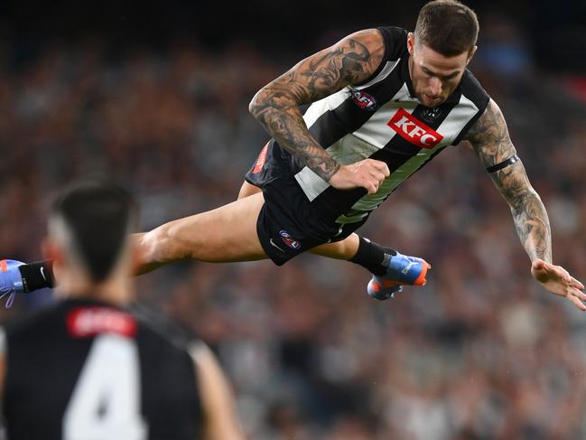 MELBOURNE, AUSTRALIA - MARCH 17: Jeremy Howe of the Magpies flies for a mark over Tyson Stengle of the Cats  during the round one AFL match between Geelong Cats and Collingwood Magpies at Melbourne Cricket Ground, on March 17, 2023, in Melbourne, Australia. (Photo by Quinn Rooney/Getty Images)