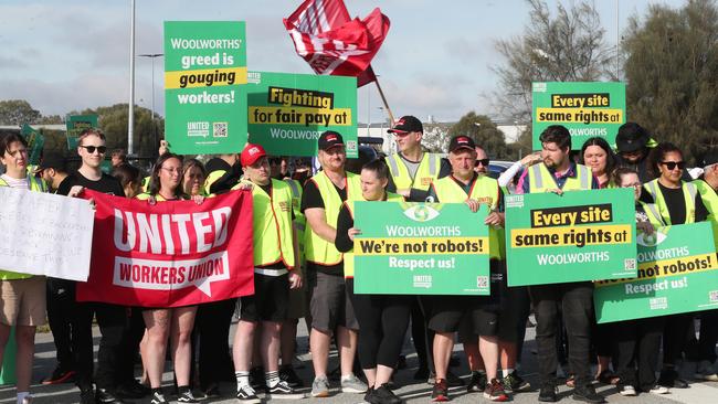 Woolworths workers on a picket line at the Dandenong South Distribution centre in Melbourne, which was meant to open at 6am but remained blocked. Picture: NewsWire/ David Crosling