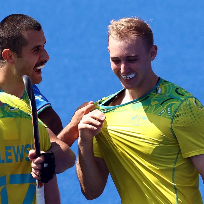 Australia's Jacob Anderson (R) celebrates scoring the fifth goal during the men's gold medal hockey match between Australia and India on day eleven of the Commonwealth Games at the University of Birmingham Hockey and Squash Centre in Birmingham, central England, on August 8, 2022. (Photo by DARREN STAPLES / AFP)