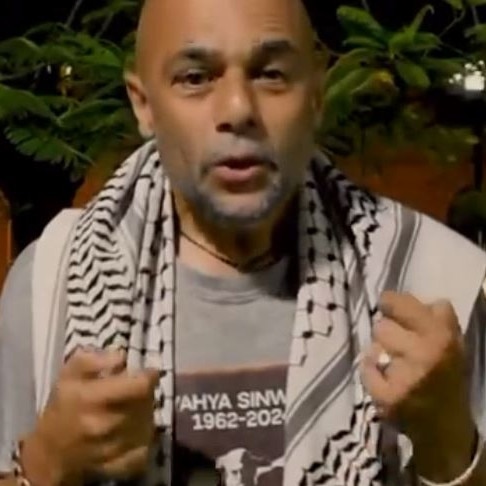 Image from a video of Waddah Weld-Ali at a protest wearing a t-shirt commemorating Hamas leader Yahya Sinwar.