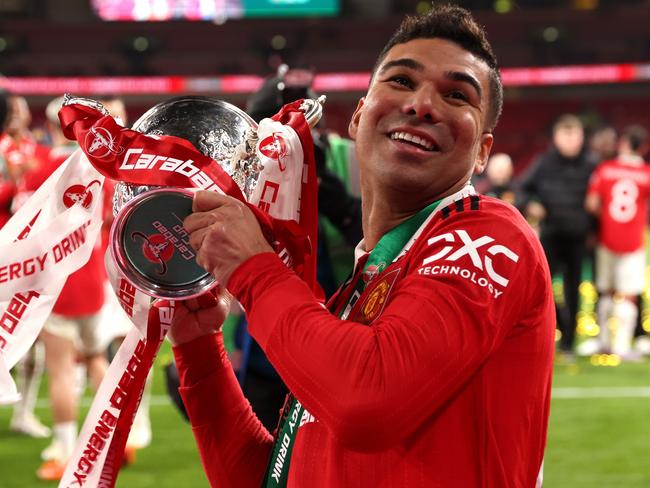 LONDON, ENGLAND - FEBRUARY 26: Casemiro of Manchester United celebrates with the Carabao Cup trophy following victory in the Carabao Cup Final match between Manchester United and Newcastle United at Wembley Stadium on February 26, 2023 in London, England. (Photo by Julian Finney/Getty Images)