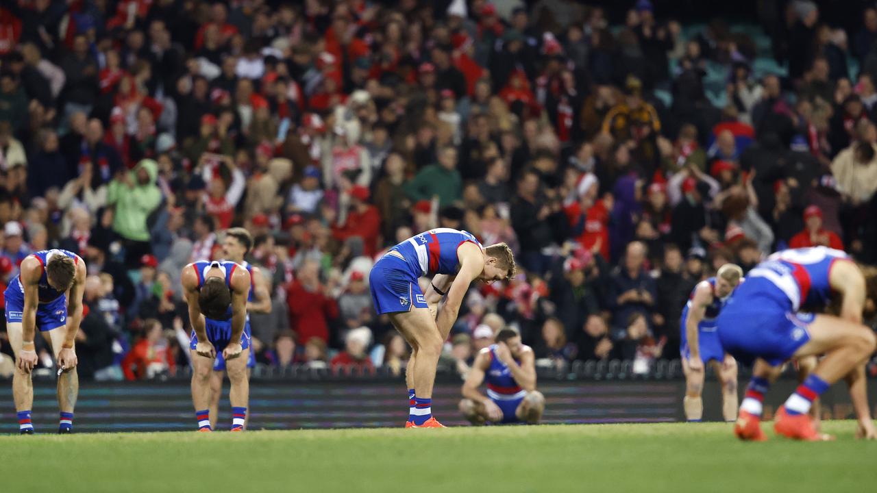 Dejected Bulldogs at the SCG o Photo by Phil Hillyard