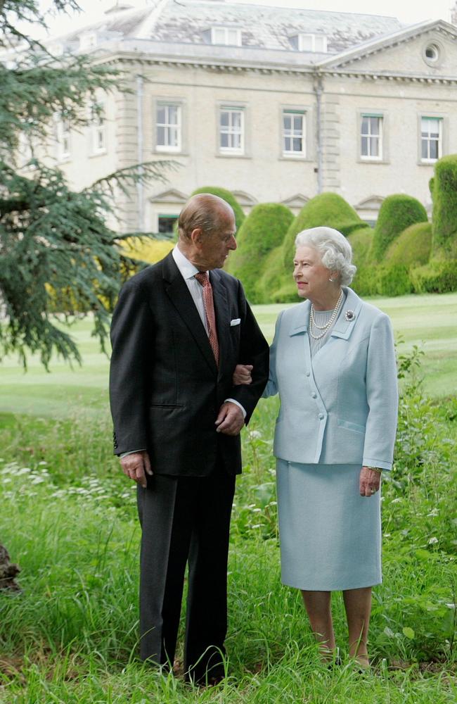 The Queen and Prince Philip duplicate their honeymoon picture at Broadlands, 60 years apart.