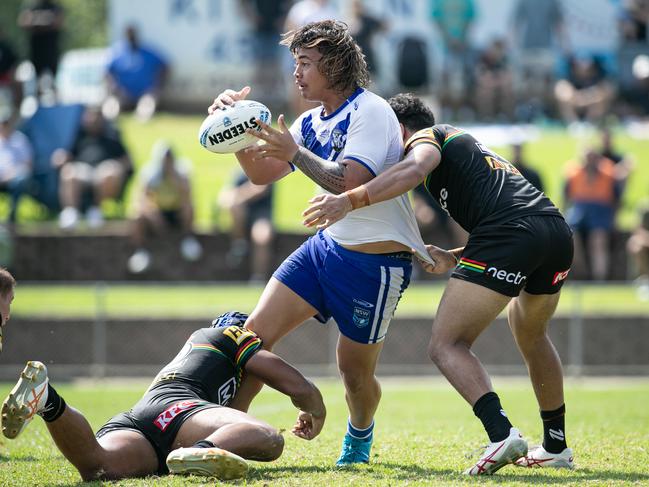 Xzavier Timoteo looks for an offload. Picture: Julian Andrews