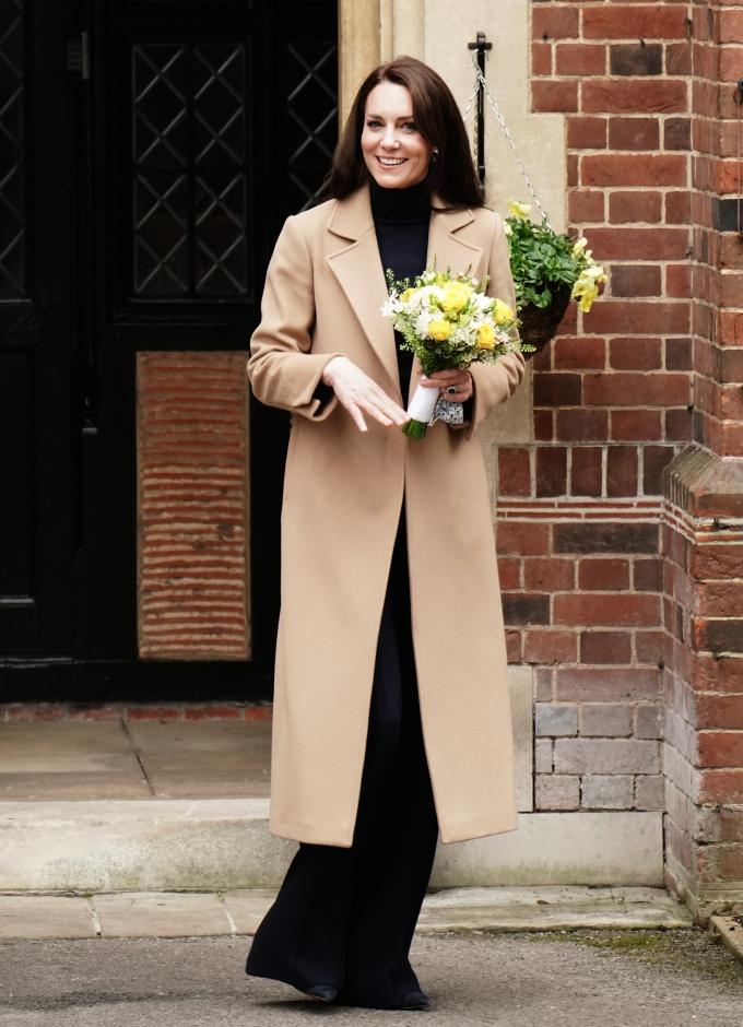 Kate Middleton Wears Camel Wool Coat @ Oxford Nursing Home