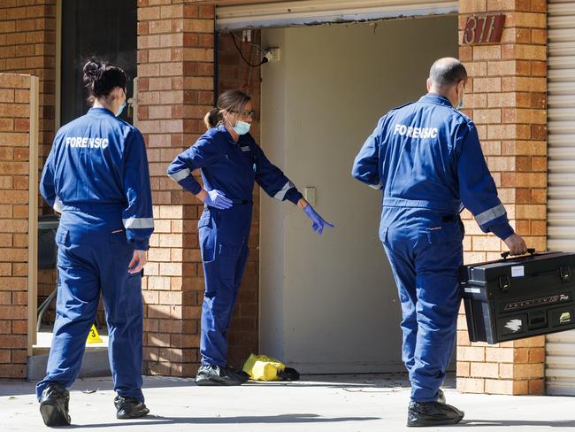 Police at Analyn Osias’ Kangaroo Flat home in Bendigo after James Pualic stabbed her to death in front of her children. Picture: Aaron Francis