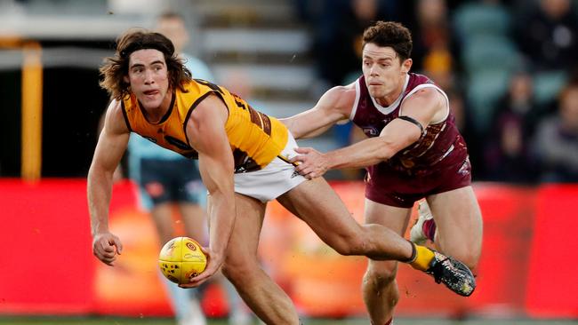 Jai Newcombe gets out a handball. Picture: Dylan Burns/AFL Photos via Getty Images