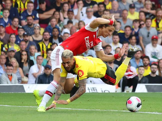 WATFORD, ENGLAND - SEPTEMBER 15:  Roberto Pereyra of Watford is fouled by David Luiz of Arsenal for a penalty during the Premier League match between Watford FC and Arsenal FC at Vicarage Road on September 15, 2019 in Watford, United Kingdom. (Photo by Marc Atkins/Getty Images) *** BESTPIX ***