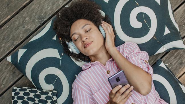 You can find hundreds of wellness apps promising to help you sleep better and manage stress but, before you pay a subscription, ask yourself: are these apps as effective as they claim to be?