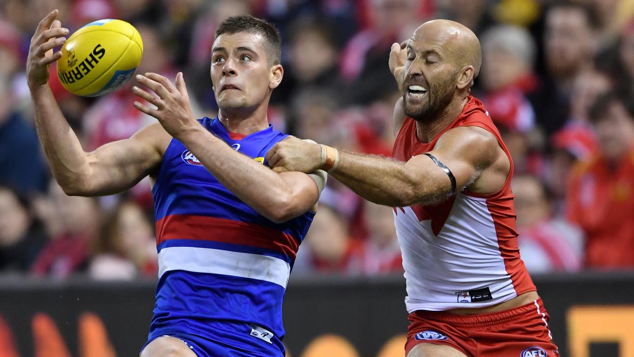 Josh Dunkley competes with Jarrad McVeigh in that Round 4 game of 2018.