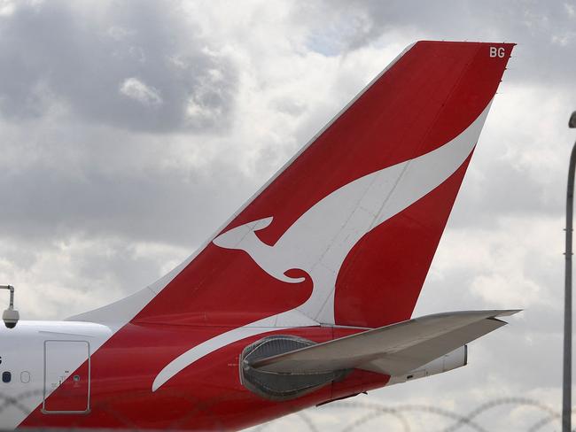 A Qantas plane sits idle at Melbourne Airport on August 26, 2021 as Australian airline Qantas posted more than 1 billion USD in annual losses, after what it described as a "diabolical" year caused by pandemic travel restrictions. (Photo by William WEST / AFP)