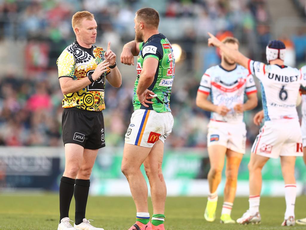 Elliot Whitehead continues to remonstrate with referee Todd Smith. Picture: Mark Nolan/Getty Images