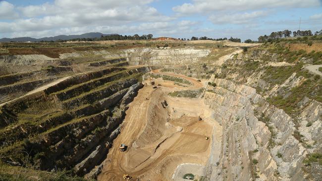 Rural landholders will no longer be able to build a dwelling without a planning permit on 40ha or more, if it encroaches within 500m of a proposed quarry.