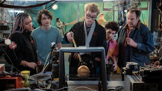 Lucky (Celeste O’Connor), Trevor (Finn Wolfhard), Lars Pinfield (James Acaster), Podcast (Logan Kim) and Ray (Aykroyd) in Ghostbusters: Frozen Empire.