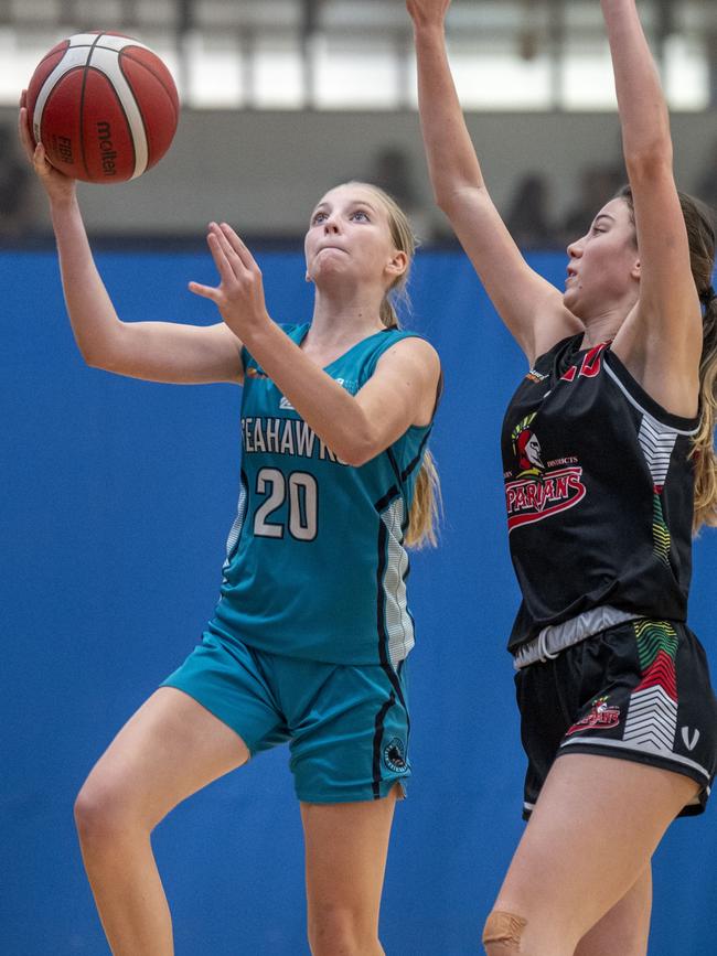 Sunny Lappin for Seahawks. Div 2 Gold Medal Match North Gold Coast Seahawks Teal vs Southern Districts Titans. Under 16 Girls State Basketball Championships. Friday, April 15, 2022. Picture: Nev Madsen.