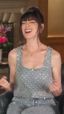 Anne Hathaway has hilarious mid-interview reaction