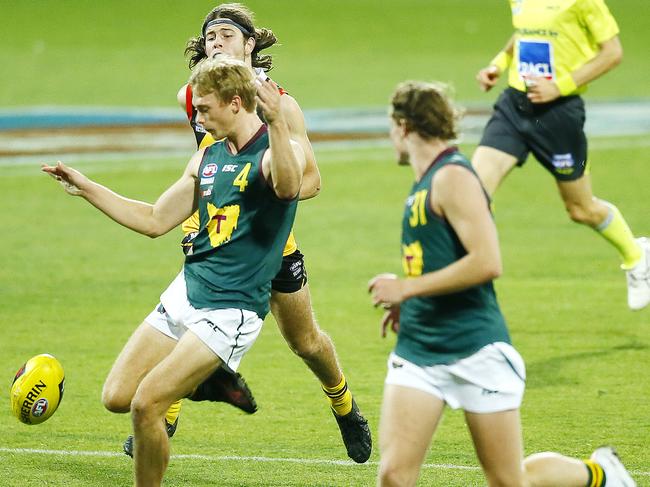 Will Peppin of Tasmania gets the ball away in the NAB League Tasmanian Devils v Dandenong Stingrays match at Blundstone Arena. Picture: MATT THOMPSON