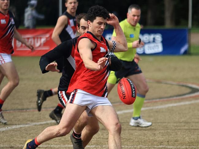 Jake Twycross moves Waverley into attack. Picture: Davis Harrigan