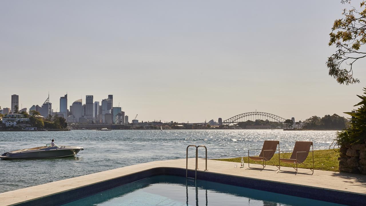 The ground floor studio opens out to a harbourfront pool with iconic views.