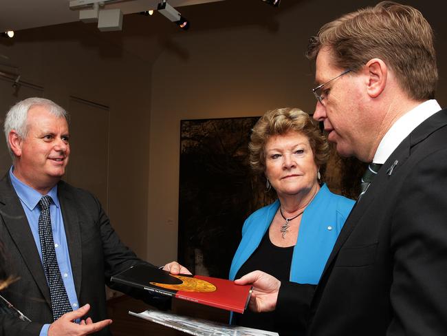 Mosman Art Gallery director John Cheeseman speaking to North Shore Liberal MP Jillian Skinner and Deputy Premier Troy Grant in October.