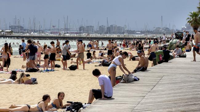 The hot weather prompted beach lovers to flock to the coast. Picture: NCA NewsWire/David Geraghty