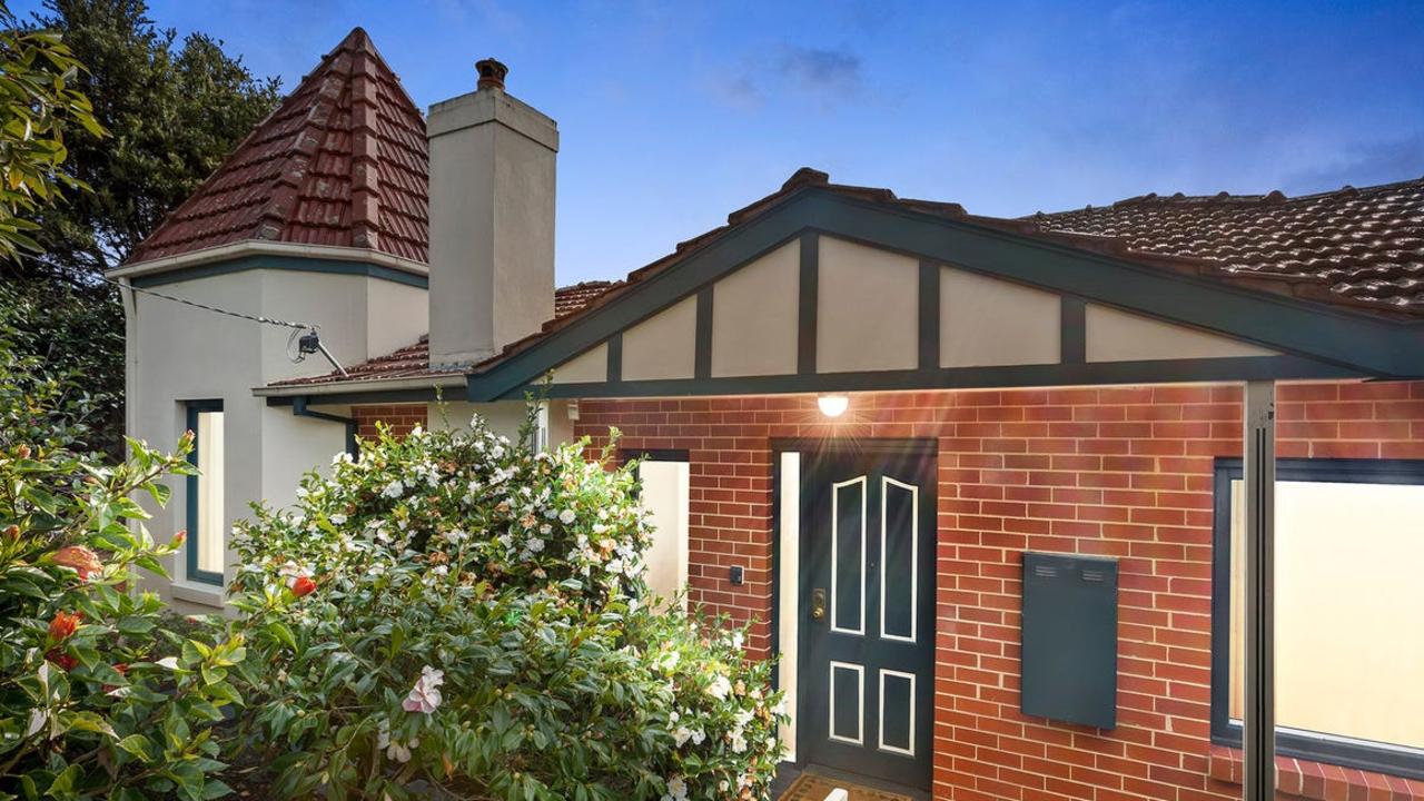 2/34 Orange Grove, Camberwell sold under the hammer in a competitive auction.