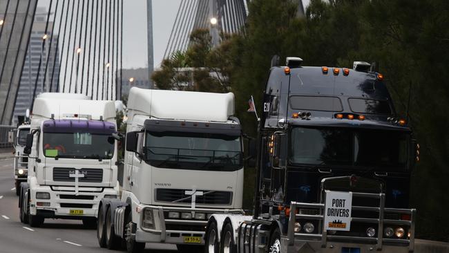 The NSW government has backflipped on its mandatory COVID-19 testing for truck drivers entering the state from Victoria, now declaring it optional.