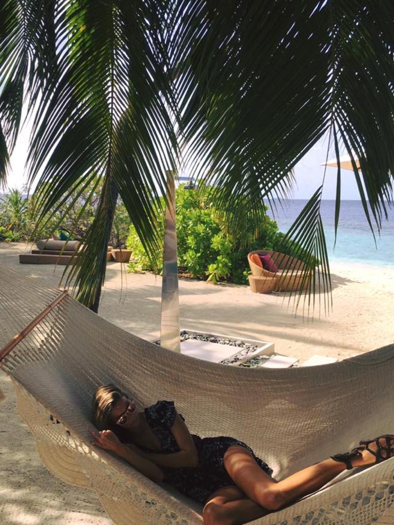 Jennifer Hawkins, "Maldives Chill'n ‪#‎bliss‬" Picture: Facebook