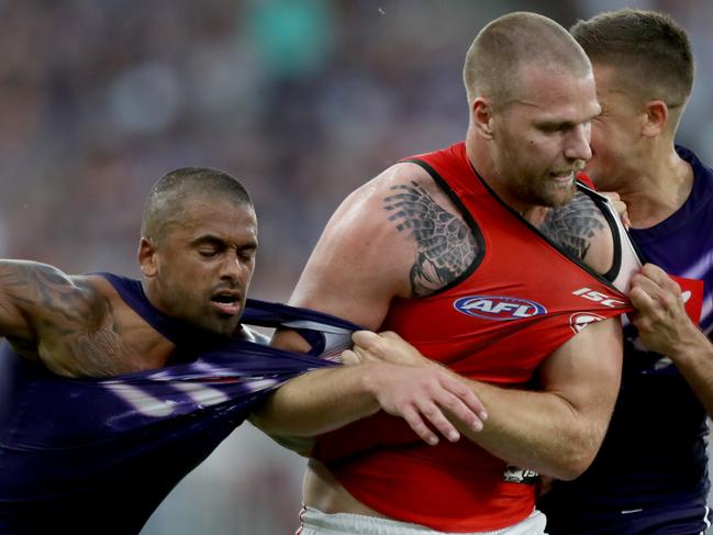 Jake Stringer of the Bombers (right) and Bradley Hill of the Dockers scuffle during the Round 2 AFL match between the Fremantle Dockers and the Essendon Bombers at Optus Stadium in Perth, Saturday, March 31, 2018. (AAP Image/Richard Wainwright) NO ARCHIVING, EDITORIAL USE ONLY