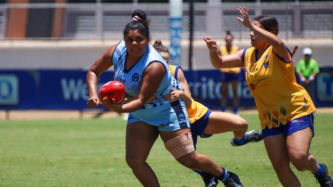 Buffette Molly Althouse fires out a handpass. Picture: Celina Whan AFLNT/Media