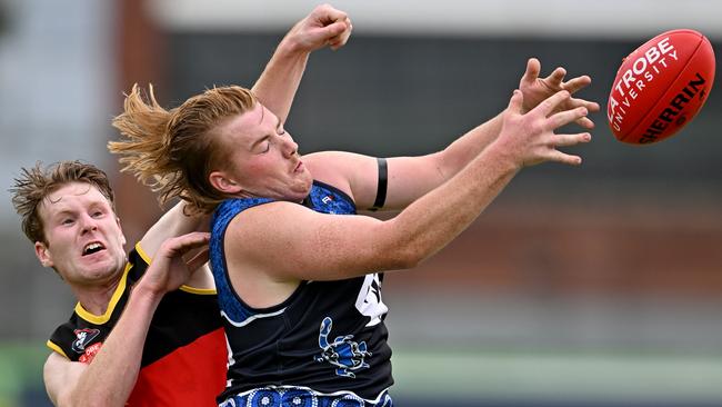 Epping recruit Dylan Hoysted attempts to mark under pressure. Picture: Andy Brownbill