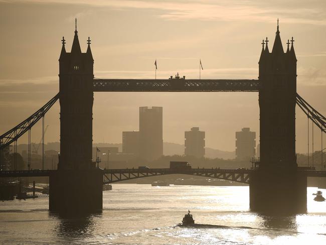 TOPSHOT - Traffic passes over the River Thames on Tower Bridge in London during the morning rush hour on October 15, 2020. - Prime Minister Boris Johnson on October 14 said a new UK-wide lockdown would be a "disaster" but refused to rule it out as demands grew for a temporary shutdown to stop the spread of coronavirus. (Photo by Daniel LEAL-OLIVAS / AFP)