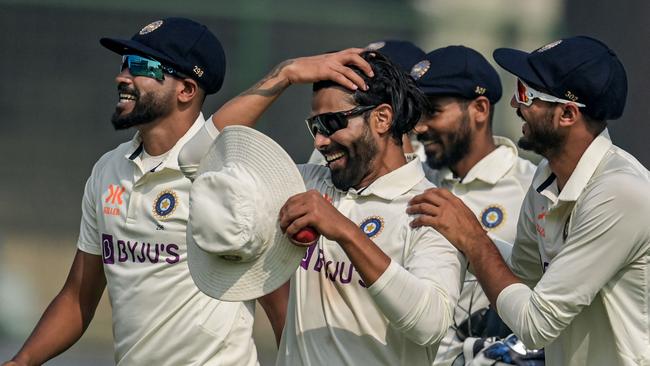 India's Ravindra Jadeja celebrates with teammates. Photo by Money SHARMA / AFP.