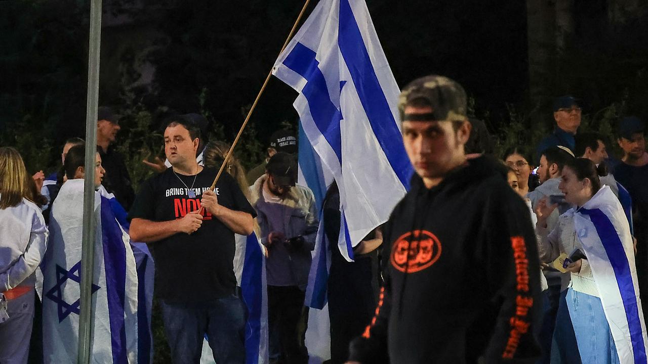 Instead, Jewish people rallied outside Caulfield Hebrew Congregation which was the site of an earlier protest. Picture: NewsWire / Ian Currie