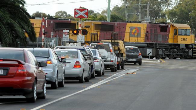 Traffic at the Kianawah Rd side of the Lindum crossing.