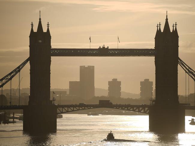 TOPSHOT - Traffic passes over the River Thames on Tower Bridge in London during the morning rush hour on October 15, 2020. - Prime Minister Boris Johnson on October 14 said a new UK-wide lockdown would be a "disaster" but refused to rule it out as demands grew for a temporary shutdown to stop the spread of coronavirus. (Photo by Daniel LEAL-OLIVAS / AFP)