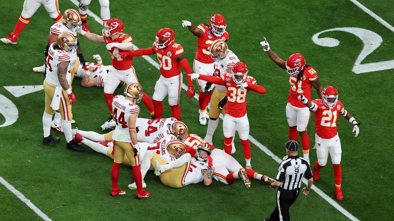 Chiefs players react to a rare fumble by the 49ers. (Photo by Michael Reaves/Getty Images)