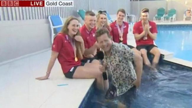 Wartawan BBC jatuh ke kolam saat mewawancarai tim renang Inggris