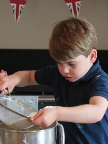 Little Louis, 4, sifting some flour for the cupcakes.