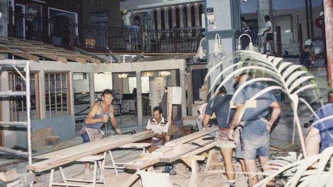 Construction looked different in the 1980s. Photo: Gil Meland/State Library of Queensland.