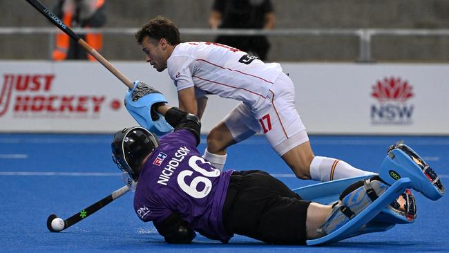 Spain’s Pepe Cunill (R) dodges Australia’s goalkeeper Mitch Nicholson to score a goal during a shootout in the men's field hockey match between Australia and Spain in the FIH Hockey Pro League in Sydney on February 8, 2025. (Photo by Saeed KHAN / AFP)