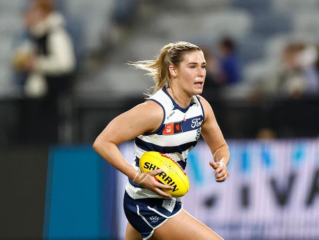 GEELONG, AUSTRALIA - OCTOBER 01: Rebecca Webster of the Cats in action during the 2024 AFLW Round 06 match between the Geelong Cats and the Fremantle Dockers at GMHBA Stadium on October 01, 2024 in Geelong, Australia. (Photo by Michael Willson/AFL Photos via Getty Images)