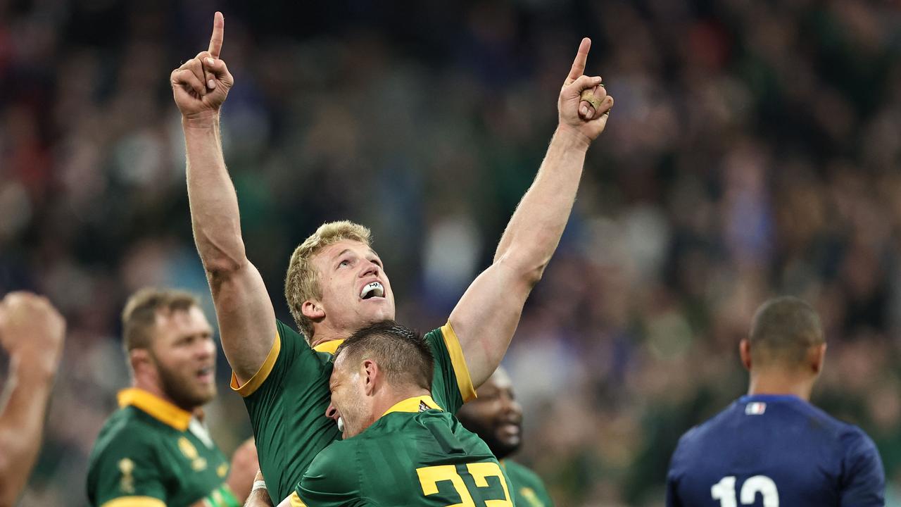 TOPSHOT - South Africa's flanker Pieter-Steph du Toit (C) and South Africa's fly-half Handre Pollard celebrate after victory during the France 2023 Rugby World Cup quarter-final match between France and South Africa at the Stade de France in Saint-Denis, on the outskirts of Paris, on October 15, 2023. (Photo by FRANCK FIFE / AFP)