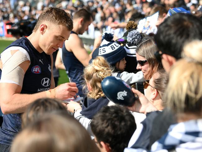MELBOURNE, AUSTRALIA - SEPTEMBER 02: Patrick Cripps of the Blues signs autographs for fans during a Carlton Blues AFL training session at Ikon Park on September 02, 2023 in Melbourne, Australia. (Photo by Quinn Rooney/Getty Images)