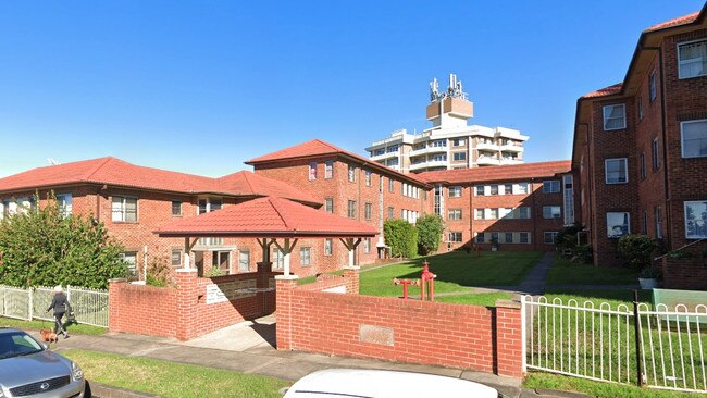 The incident occurred at a unit complex on Cliff Rd, Wollongong. Picture: Google Maps