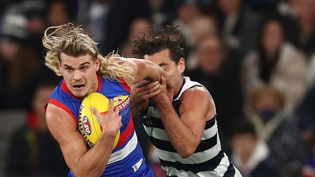 MELBOURNE. 03/06/2022..  AFL Round 12.  Western Bulldogs vs Geelong at Marvel Stadium.   Bulldog Bailey Smith breaks from the Luke Dahlhaus of the Cats tackle    . Photo by Michael Klein