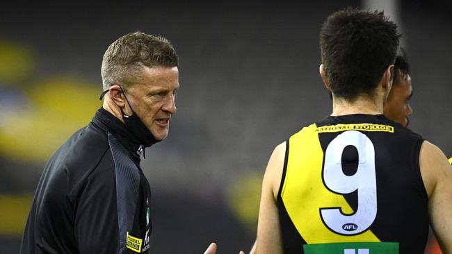 MELBOURNE, AUSTRALIA – AUGUST 13: Tigers head coach Damien Hardwick talks to Trent Cotchin of the Tigers during the round 22 AFL match between Greater Western Sydney Giants and Richmond Tigers at Marvel Stadium on August 13, 2021 in Melbourne, Australia. (Photo by Quinn Rooney/Getty Images)