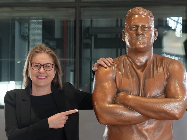 Premier Jacinta Allan with the Brendan Fevola statue at Narre Warren train station.Picture: Supplied