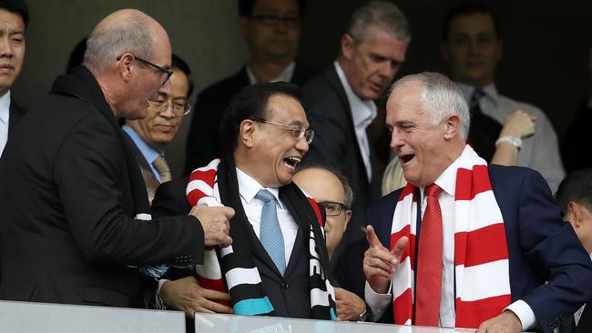 Chinese Premier Li Keqiang and Australia's Prime Minister Malcolm Turnbull with Port Adelaide chairman David Koch. (Photo by Mark Kolbe/Getty Images)