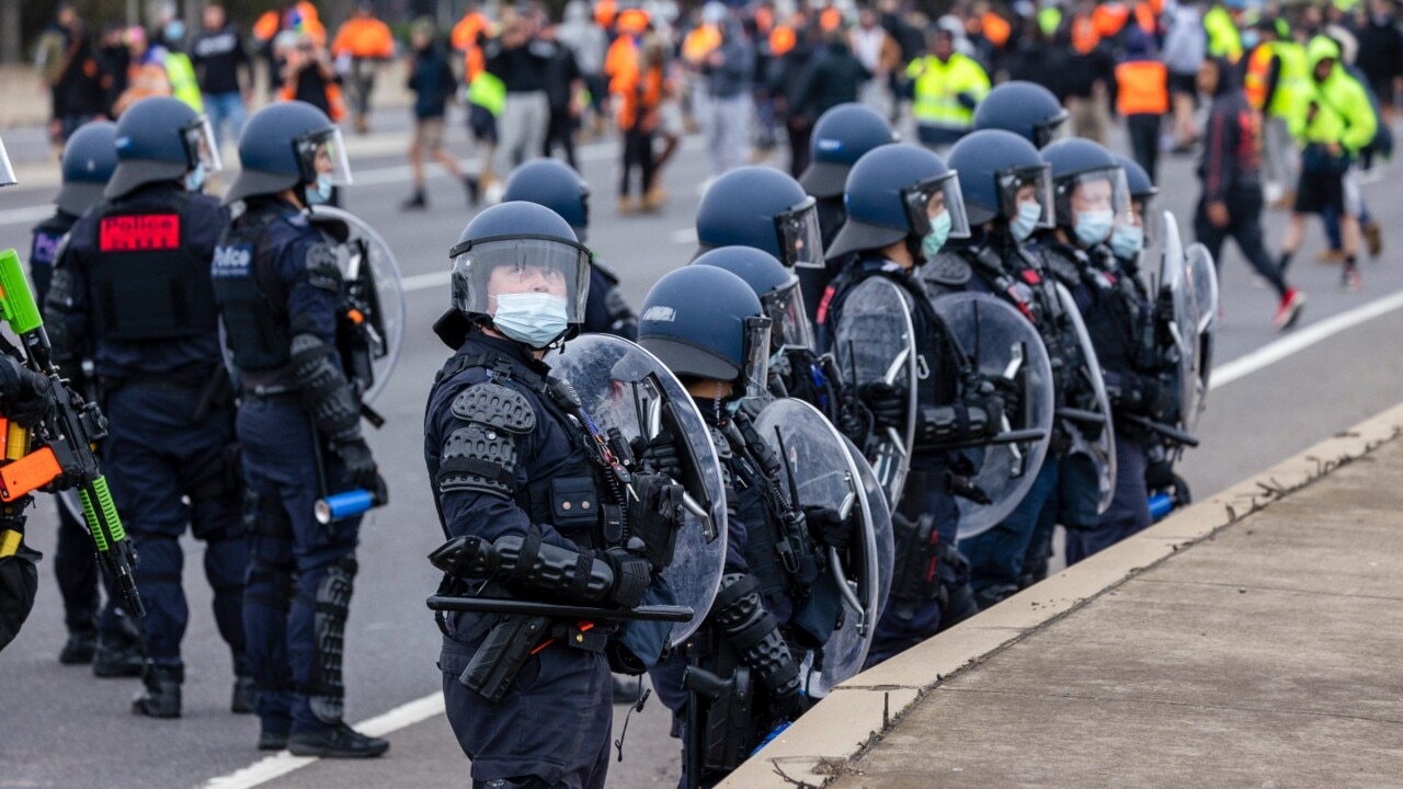 Riot police out in force in Melbourne CBD as essential workers sent home